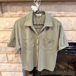 Cable & Gauge Studio Women's Olive Button Down Crop Shirt Small
